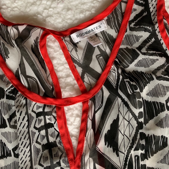 EUC -Beautiful ROOMMATES Slit Back w/Tie Waist Top - Picture 5 of 5